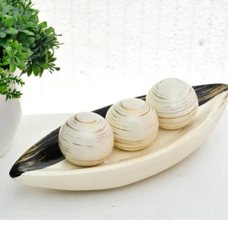Conjunto Cerâmico Decorativo com Esferas e Bandeja – Detalhes em Dourado e Design Exclusivo