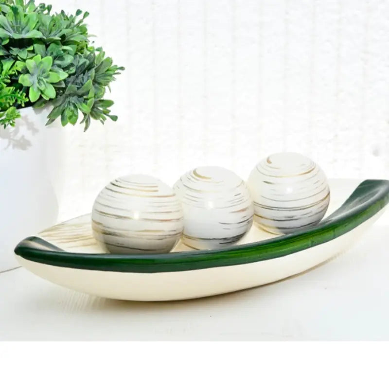 Conjunto Cerâmico Decorativo com Esferas e Bandeja – Detalhes em Dourado e Design Exclusivo