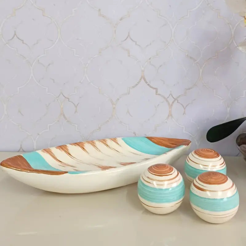 Conjunto Cerâmico Decorativo com Esferas e Bandeja – Detalhes em Dourado e Design Exclusivo