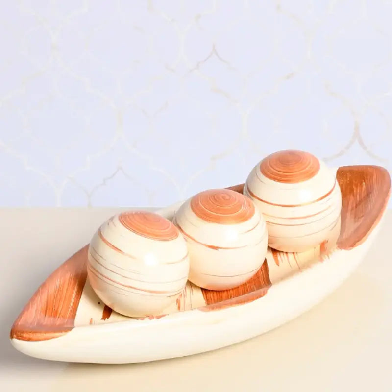 Conjunto Cerâmico Decorativo com Esferas e Bandeja – Detalhes em Dourado e Design Exclusivo