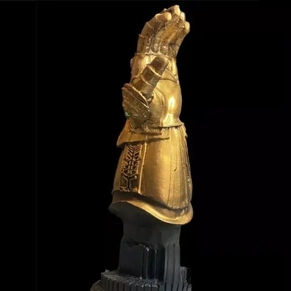 Estatueta Manopla do Infinito Thanos Vingadores