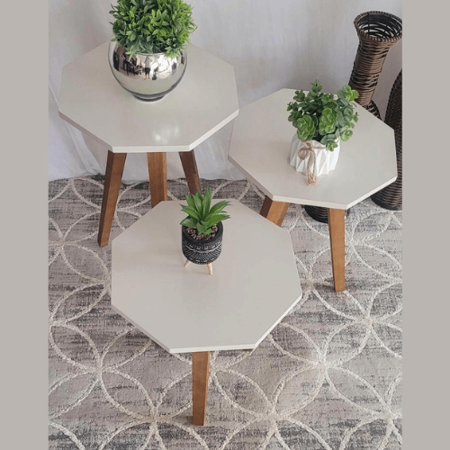 Trio de Mesas Geométricas na cor Off White Pé Trapézio Amendoa