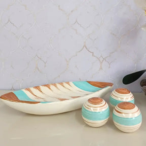 Conjunto Cerâmico Decorativo com Esferas e Bandeja – Detalhes em Dourado e Design Exclusivo