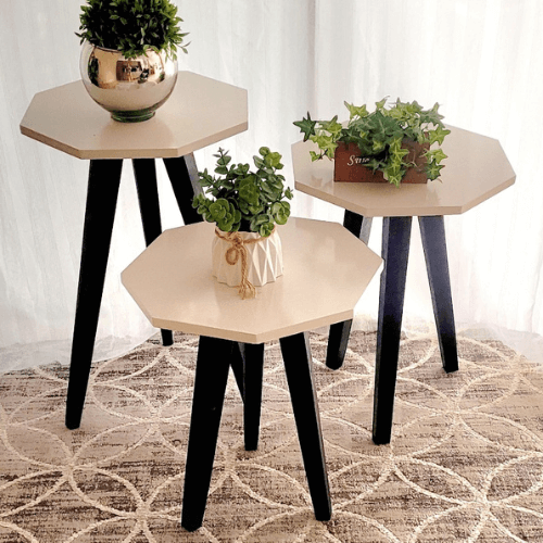 Trio de Mesas Geométricas na cor Off White Pé Trapézio Preto
