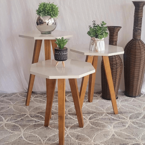 Trio de Mesas Geométricas na cor Off White Pé Trapézio Amendoa